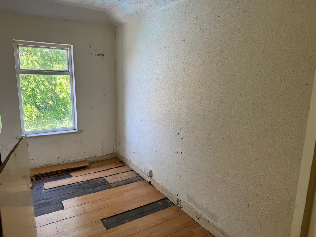 Lot: 141 - SEMI-DETACHED HOUSE FOR IMPROVEMENT - 3rd bedroom off of Bedroom 2